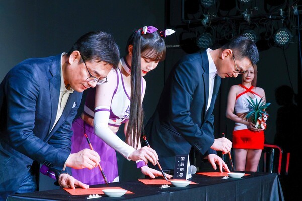 아레스 성공 기원 붓글씨 퍼포먼스 [출처= 컴투스홀딩스]