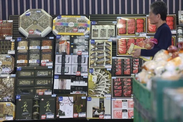 서울의 한 대형마트에 추석 선물세트 사전예약 견본이 진열되어 있다. [출처=연합뉴스]