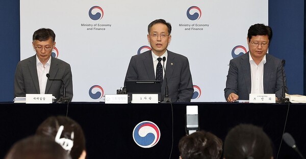 이형일 기획재정부 1차관이 지난달 29일 정부세종청사 민원동 브리핑실에서 2025 세제 개편안 상세 브리핑을 하고 있다. [출처=연합]