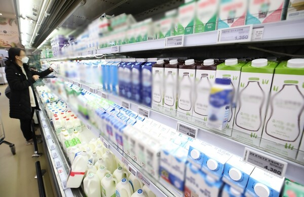 우유와 아이스크림 등 유가공품 642건을 수거·검사한 결과, 대장균군이 초과 검출된 8개 제품과 표시된 유지방 함량에 미달한 3개 제품이 적발됐다. [출처=연합뉴스]