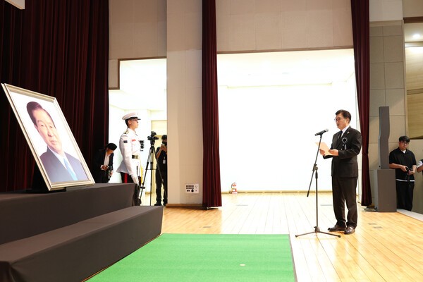 우원식 의장은 추모사를 통해 김대중 대통령의 자서전 마지막 구절인 "'마지막까지 역사와 국민을 믿었다'는 말씀은 국민과 함께 국난을 극복해낸 지도자, 국민주권의 힘을 믿은 민주주의자였기에 남길 수 있었던 말씀이 아니었을까 생각한다"고 회고했다[출처=국회]