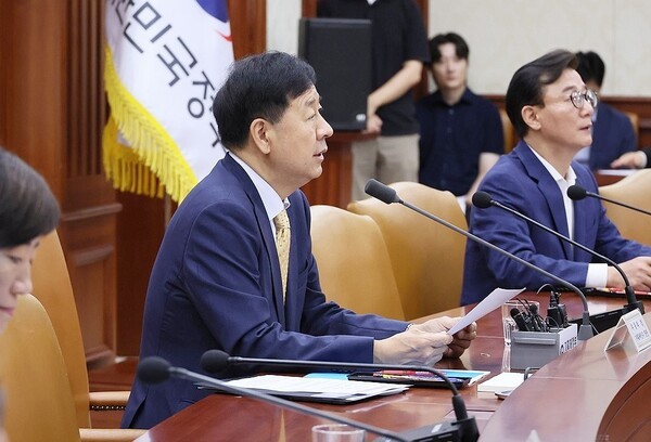 구윤철 부총리 겸 기획재정부 장관은 지난 18일 정부세종청사에서 기획재정부 직원 모임인 '체인저스(CHAngers)'와 간담회를 갖고, 기재부의 일하는 방식 및 조직문화 개선 방안을 논의했다.[출처=연합]