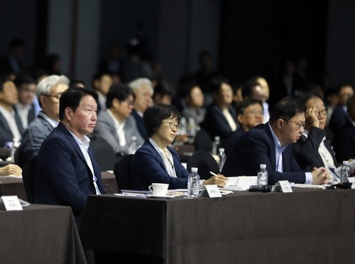 최태원 SK그룹 회장이 18일 서울 광진구 워커힐 호텔에서 열린 '이천포럼 2025'에 참석했다. 왼쪽부터 최태원 회장, 김선희 SK㈜ 이사회 의장, 최재원 SK 수석부회장, 김용학 SK텔레콤 이사회 의장. [출처=SK그룹]