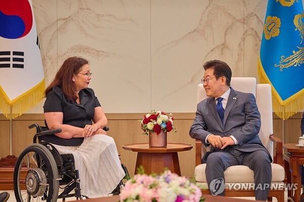 이재명 대통령이 18일 서울 용산 대통령실 청사에서 태미 덕워스 미국 상원의원을 만나 대화하고 있다. [출처= 대통령실]