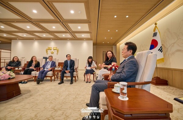 이재명 대통령은 18일 오후, 방한 중인 태미 덕워스 상원의원과 앤디 킴 상원의원을 접견하고 한미동맹 강화, 경제협력 증진, 지역 및 국제 정세에 대한 의견을 교환했다.[출처=대통령실]