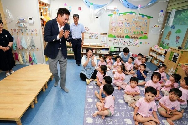 지난달 경희궁솔빛어린이집을 방문한 정문헌 종로구청장. [출처=종로구]