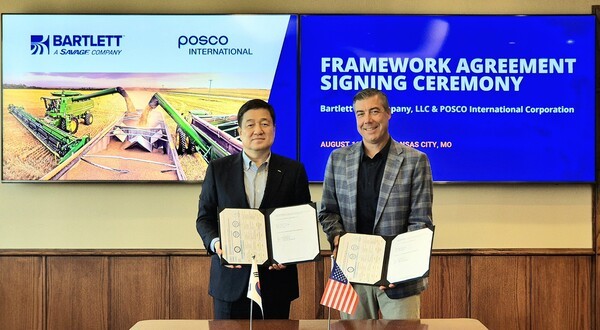 포스코인터내셔널이 미국 바틀렛과 업무협약을 체결했다. 왼쪽부터 이계인 포스코인터내셔널 사장, 조 그리피스(Joe Griffith) 바틀렛 사장. [출처=포스코인터내셔널]
