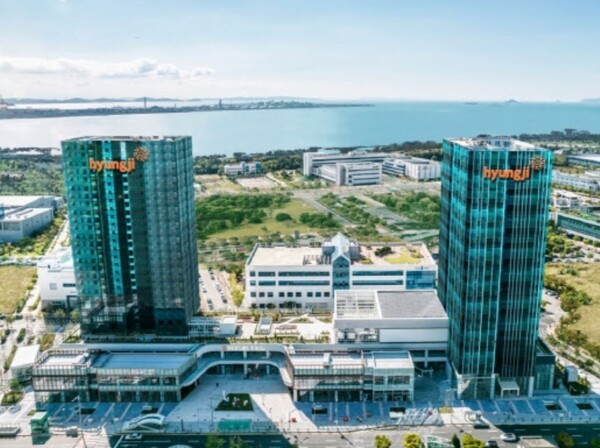 6월 결산법인인 형지엘리트는 제24기(2024년 7월~2025년 6월) 연결 기준 잠정 실적을 집계한 결과, 매출이 전년 대비 26% 증가한 1677억원을 기록했다고 19일 밝혔다. [출처=형지엘리트]