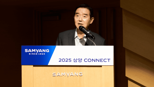 김윤 회장이 19일 판교 삼양디스커버리센터에서 개최한 ‘2025년 SAMYANG CONNECT'에서 상반기 경영 성과와 하반기 전략 방향에 대해 직원들에게 설명하고 있다. [출처=삼양그룹]