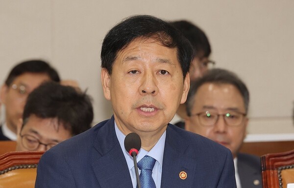 구윤철 경제부총리 겸 기획재정부 장관이 19일 국회에서 열린 기획재정위원회 전체회의에서 의원 질의에 답변하고 있다. [출처=연합]