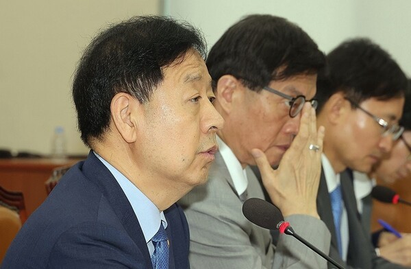 구윤철 경제부총리 겸 기획재정부 장관이 19일 국회에서 열린 기획재정위원회 전체회의에서 의원 질의에 답변하고 있다. [출처=연합]