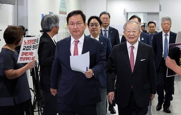 국민의힘 김형동 의원, 손경식 한국경영자총협회(경총) 회장 이 전일(18일) 서울 여의도 국회 소통관에서 노조법 개정 중단 촉구 기자회견을 위해 입장하고 있다. [출처=연합]