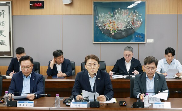 권대영 금융위원회 부위원장이 19일 오후 서울 종로구 정부서울청사에서 개최한 중대재해 관련 금융부문 대응 간담회에서 은행·금투업권, 금감원·거래소 등 유관기관과 중대재해에 대한 금융부문 대응방향을 공유하고, 구체적 방안 마련을 위한 현장 의견을 수렴했다. [출처=금융위원회]