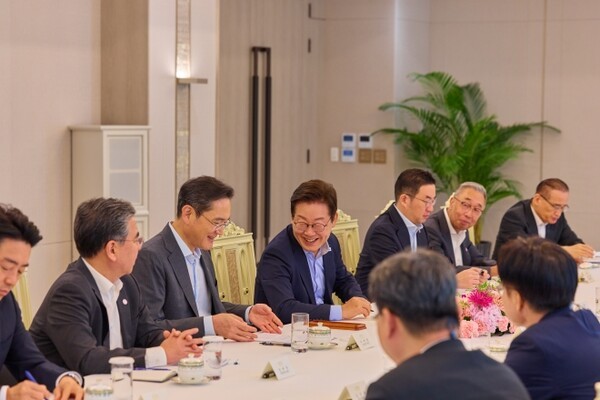 (사진 왼쪽부터) 강훈식 대통령비서실장, 장재훈 현대차그룹 부회장, 이재용 삼성전자 회장, 이 대통령, 구광모 LG그룹 회장, 박지원 두산에너빌리티 회장, 위성락 국가안보실장. [출처=대통령실]