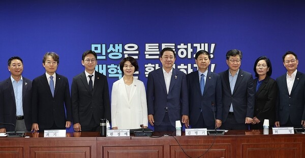 20일 서울 여의도 국회 의원회관에서 열린 새정부 경제성장전략 관련 당정 협의에서 더불어민주당 김병기 원내대표, 구윤철 부총리 겸 기재부 장관 등 참석자들이 기념촬영을 하고 있다.[출처=연합]