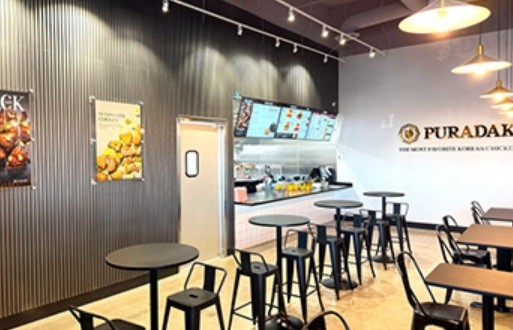 오븐-후라이드 치킨 전문 브랜드 푸라닭 치킨 운영사 ㈜아이더스에프앤비가 최근 제기된 ‘매각설’에 대해 전면 부인하며, 현재 어떠한 형태의 매각도 검토하고 있지 않다는 공식 입장을 20일 밝혔다. [출처=푸라닭 홈페이지 갈무리]