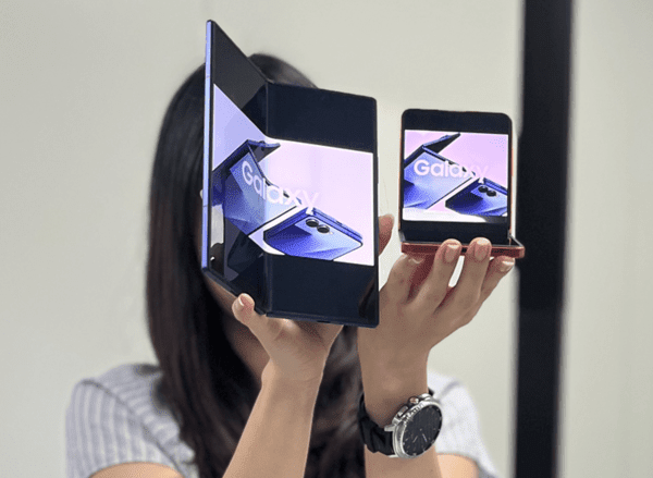 삼성전자 관계자가 서울 중구 본사에서 신제품 갤럭시Z 폴드7, 갤럭시Z 플립7, 갤럭시 워치8을 소개하고 있다.[출처=김신혜 기자]