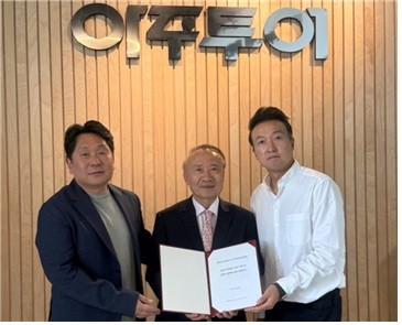 박평식 US아주투어 대표(가운데)와 이주헌 참컴USA 이사(왼쪽), 다니엘 최 링크원 부사장(오른쪽)이 최근 진행된 ‘전략적 협력에 관한 양해각서(MOU)’ 체결식에서 기념촬영을 하고 있다. [출처=US아주투어]