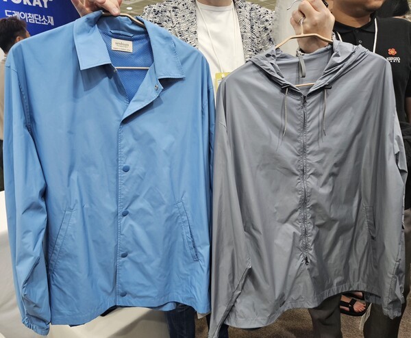 도레이첨단소재의 uts 핏으로 만든 외투. [출처=진운용 기자]