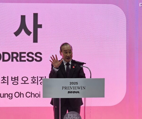 최병오 한국섬유산업연합회 회장이 코엑스에서 열린 '프리뷰 인 서울 2025'에서 개회사를 말하고 있다. [출처=진운용 기자]