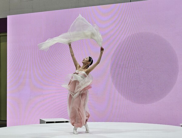 축사 이후 한국의 전통미를 더한 특별무대 ‘선(線)’이 공개됐다. [출처=진운용 기자]
