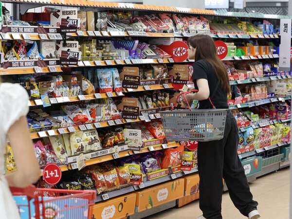 서울 시내 한 대형마트에서 외국인 관광객이 매대를 둘러보고 있다. [출처=연합뉴스]