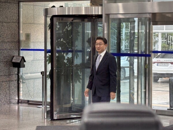 이억원 금융위원장 후보가 지난 14일 예금보험공사 사옥에 들어오고 있다. [출처=EBN]