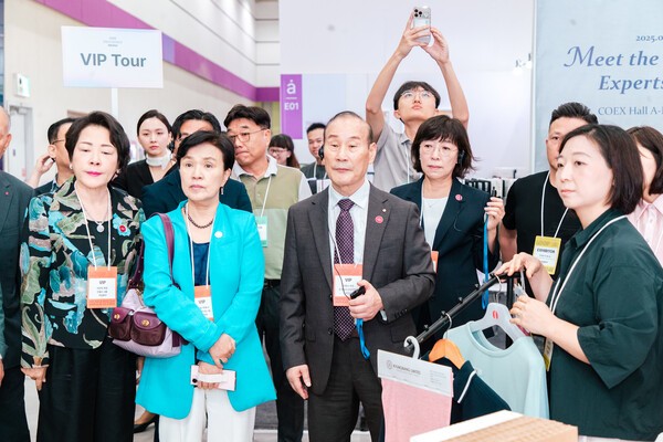 강금실 전 법무부 장관과 최병오 한국섬유산업연합회 회장이 20일 서울 코엑스에서 열린 ‘프리뷰 인 서울 2025(PIS 2025)’ 부스를 시찰하고 있다. 강대국 중심의 통상 환경이 악화되면서 국내 패션섬유 업계가 위기에 직면한 가운데, 이번 행사가 마중물 역할을 할 것으로 업계는 기대한다. [출처=한국섬유산업연합회]