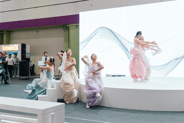 20일 '프리뷰 인 서울 2025'에서 참가 업체들의 원단을 활용한 특별무대가 선보였다. [출처=한국섬유산업연합회]