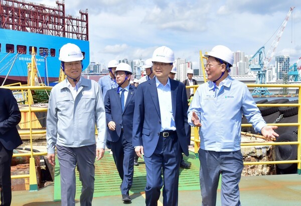 13일 HD현대중공업 울산조선소를 방문한 조현 외교부 장관(가운데)이 HD현대 조석 부회장(오른쪽)과 이상균 사장(왼쪽)의 안내를 받아가며 차세대 이지스 구축함 건조 현장을 둘러보고 있다.[출처= HD현대]