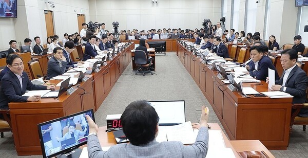 임이자 국회 기획재정위원장이 경남도청을 찾아 호우 피해 복구 지원과 녹조 문제 해결을 위한 예산 확보에 적극 협력할 것을 약속했다. 사진은 국회에서 열린 기획재정위원회 전체회의에서 임이자위원장이 여야 간사들과 대화를 하고 있는 모습.[출처=연합]