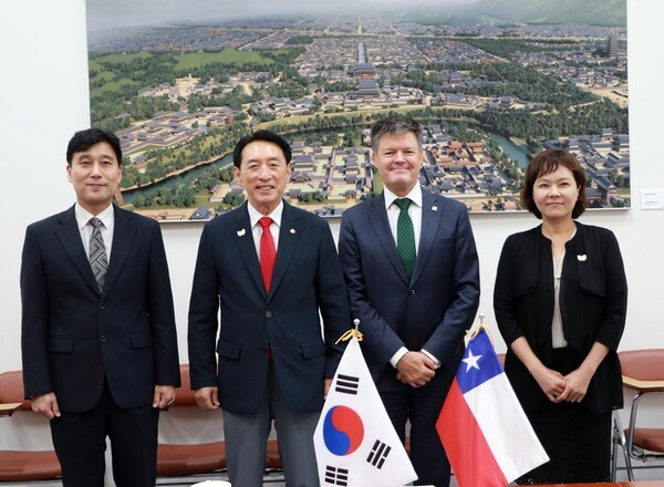 김석기 국회 외교통일위원장은 20일 국회에서 마티아스 프랑케 주한 칠레 대사를 만나 양국 간 무역 및 투자 증진, 의회 협력 강화 방안 등을 논의했다.[출처=국회]