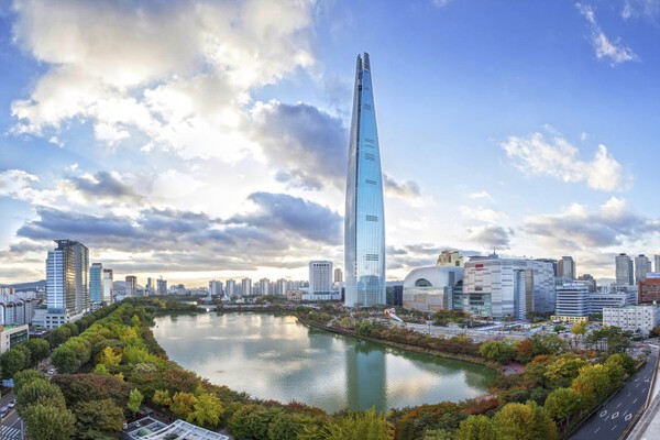 롯데 유통군은 21일 롯데월드타워에서 제1회 ‘롯데 유통군 AI 컨퍼런스’를 진행하며, ‘에이전틱 AI(Agentic AI)’와 이를 기업 전반에 적용한 ‘에이전틱 엔터프라이즈(Agentic Enterprise)’ 실현을 중심으로 한 ‘AI Transformation’ 추진을 공식화한다고 밝혔다. [출처=롯데]