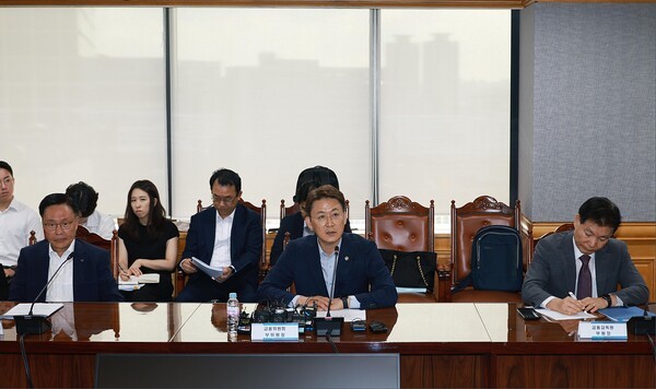 권대영 금융위원회 부위원장이 21일 오전 서울 중구 은행회관에서 5대 시중은행, 정책금융기관 등과 개최한 석유화학 사업재편을 위한 간담회에서 석유화학산업의 현황과 업계의 사업재편방향을 공유하고, 금융지원에 대한 원칙을 논의했다. [출처=금융위]