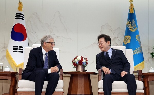 이재명 대통령이 21일 용산 대통령실에서 빌 게이츠 게이츠재단 이사장을 접견하고 있다. [출처=연합]