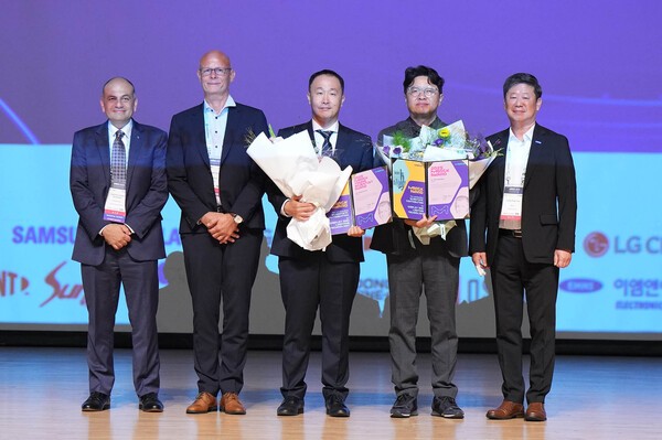 머크 어워드 시상식 현장 (왼쪽부터) 오아니스 키미시스 박사 (세계정보디스플레이학회 회장), 요하네스 카니시우스 박사 (머크 OLED 사업부 총괄), 카이스트 김상현 교수 (카이스트), 조남성 박사 (한국전자통신연구원), 윤용국 박사 (머크 옵트로닉스 한국비즈니스 사업부장)[출처=머크]