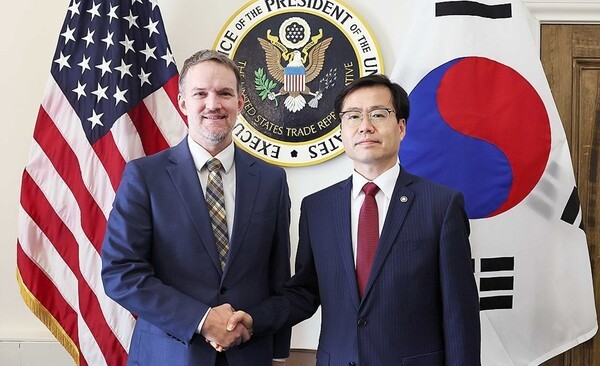 여한구 산업통상자원부 통상교섭본부장(오른쪽)과 제이미슨 그리어 미 무역대표부(USTR) 대표[출처=연합]