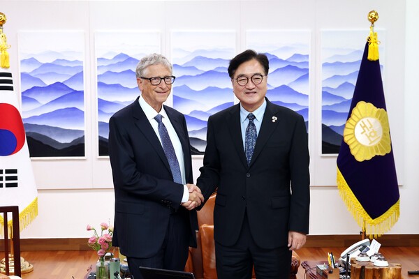 우원식 국회의장은 빌 게이츠 재단 이사장을 만난 자리에 코로나19 팬데믹을 언급하며 "국경을 넘어서는 협력 없이는 어떠한 위기도 극복할 수 없다는 교훈을 얻었다"고 강조했다. 그는 특히 기후 변화, 신종 감염병, 글로벌 보건 거버넌스의 한계는 기존 보건 체계만으로는 대응이 어렵다는 점을 시사하며 세계적 연대의 필요성을 강조했다.[출처=국회]