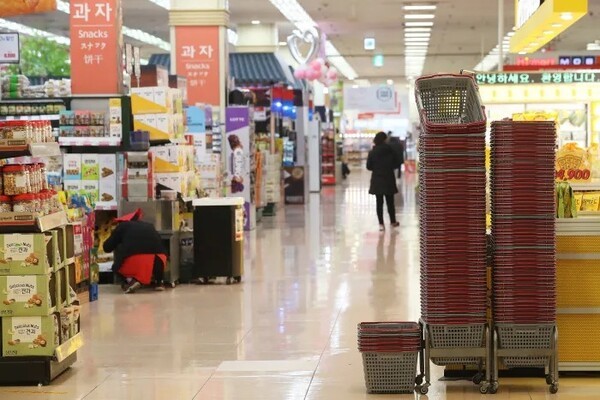 서울의 한 대형마트가 여전히 한산한 모습을 보이고 있다. [출처=연합뉴스]