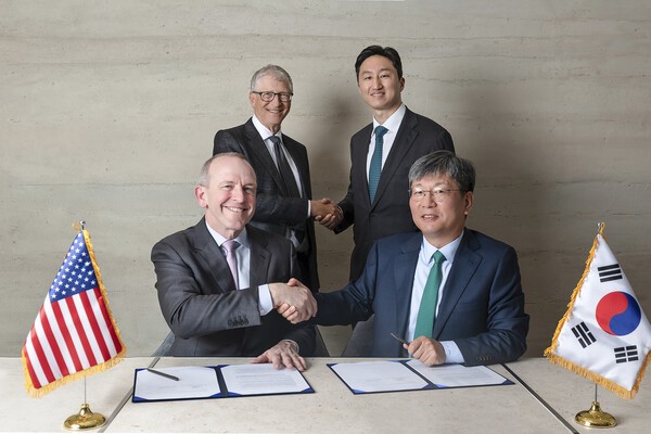 HD현대가 지난 3월 테라파워와 ‘나트륨 원자로의 상업화를 위한 제조 공급망 확장 전략적 협약’을 체결했다. 사진 오른쪽부터 HD현대중공업 원광식 해양에너지사업본부장, HD현대 정기선 수석부회장, 테라파워 빌 게이츠(Bill Gates) 창업자, 크리스 르베크(Chris Levesque) 최고경영자. [출처=HD현대 ]