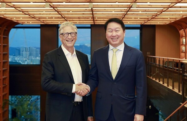 최태원 SK 회장(사진 오른쪽)과 빌 게이츠 게이츠재단 이사장이 지난 21일 서울 종로구 SK서린빌딩에서 악수를 하고 있다. [출처=SK그룹]