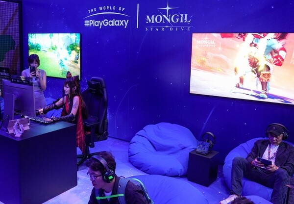 22일(현지시간) 독일 쾰른에서 열린 삼성전자의 '더 월드 오브 #플레이갤럭시' 행사에서 관람객들이 넷마블의 하반기 출시 예정 차기작 '몬길: 스타 다이브'를 플레이하고 있다. [출처=연합]