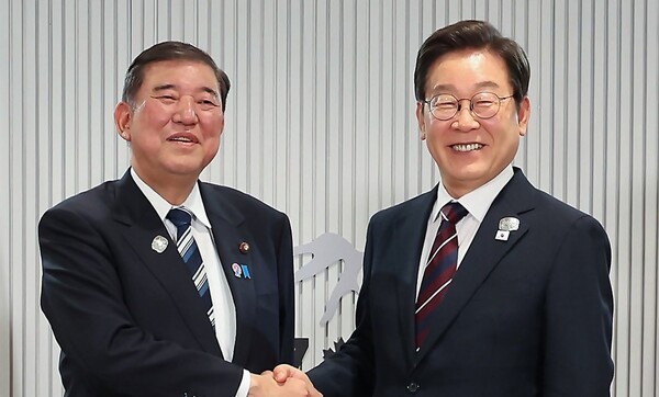 이재명 대통령은 23일 오후 4시 54분 일본 총리관저에 도착, 4시 55분부터 5시 57분까지 소인수 회담을, 이후 6시부터 6시 51분까지 확대 회담을 진행했다. 총 회담 시간은 113분으로, 당초 예정보다 길게 진행됐다.[출처=연합]