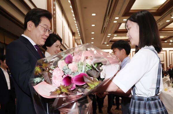 24일 대통령실에 따르면 이 대통령은 전날 "흔들림 없이 두 나라의 가교 역할을 해주고 계신 여러분이 계시기 때문에 앞으로도 한국과 일본 양국이 더욱 두터운 신뢰에 기반해 더 큰 협력을 이루어낼 수 있다고 확신한다"고 밝혔다.[출처=연합]