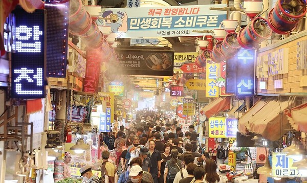 중복인 지난달 30일 찜통 폭염이 이어지는 가운데 부산 부산진구 부전시장 [출처=연합 ]