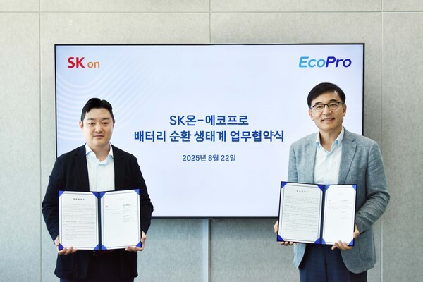 이경민 SK온 사업개발실장(사진 왼쪽)과 박석회 에코프로씨엔지 대표가 에코프로 서울사무소에서 배터리 순환 생태계 업무협약을 맺은 뒤 기념촬영을 하고 있다. [출처=SK온]