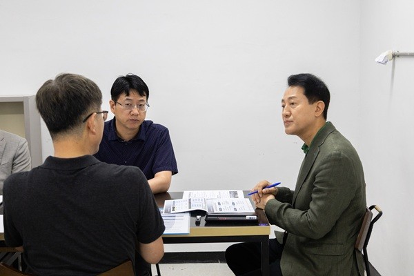 오세훈 서울시장이 24일 잠실 센트럴파크에 방문해 청년 안심주택강제경매 등의 사태를 점검하고, 상담소 운영상황을 확인하고 있다[출처= 서울시]