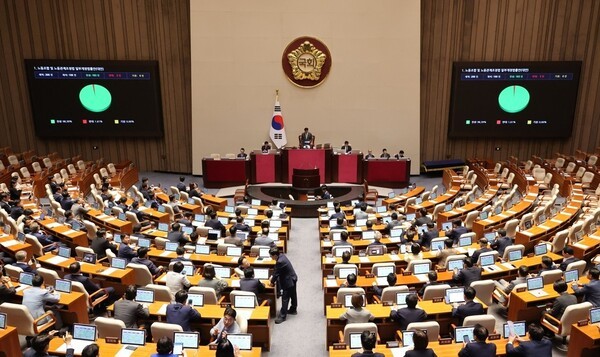 24일 국회 본회의에서 '노동조합 및 노동관계조정법 일부개정법률안(노란봉투법)'이 통과되고 있다. [출처=연합]