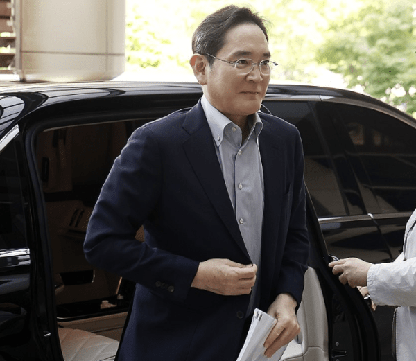 이재용 삼성전자 회장이 미국 워싱턴DC에서 열리는 한미 정상회담의 경제사절단에 동행하기 위해 24일 서울 강서구 서울김포비즈니스항공센터(SGBAC)를 통해 출국하는 모습. [출처=연합]