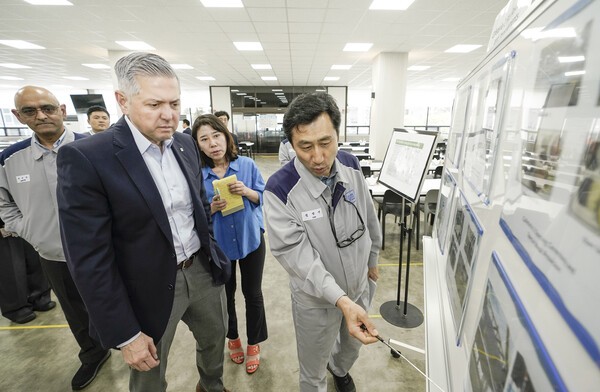 GM 한국사업장 창원공장에서 김영식 GM 한국사업장 창원공장 본부장(우측)으로부터 설명을 듣고 있는 헥터 비자레알(Hector Villarreal) 사장(좌측에서 두번째)과 아시프 카트리(Asif Khatri) GM 해외사업부문 생산 총괄 부사장(좌측에서 첫번째) [출처=GM 한국사업장]